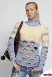 Женский пуловер с прорезями