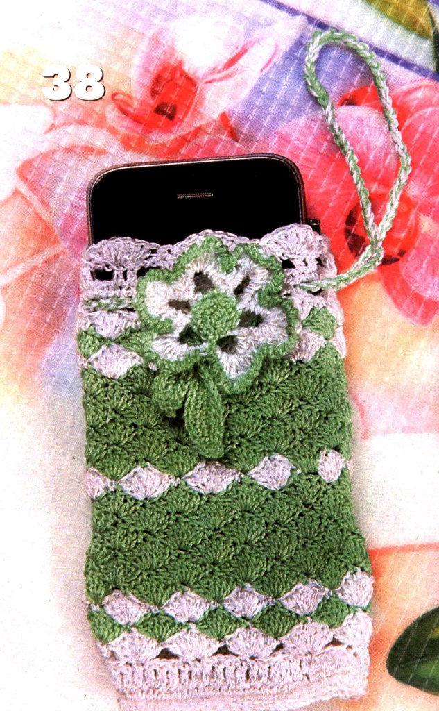 Вязаный чехол для сотового телефона с цветком