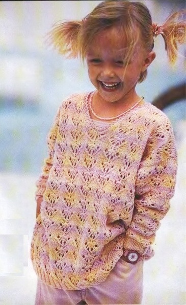 Полосатый пуловер для девочки. Вязание спицами